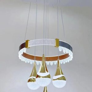 Elegante lustre de LED moderno com pingentes dourados em forma de lágrima e detalhes em cristal, perfeito para interiores luxuosos.